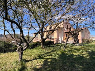 Propriété - 245 m² - 8 pièces