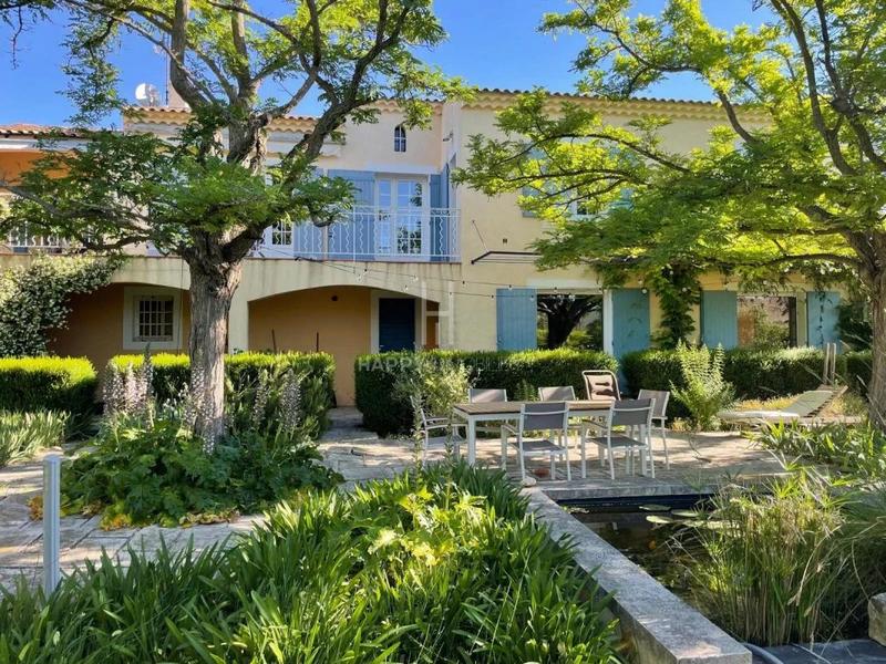 Maison - 385 m² - 8 pièces