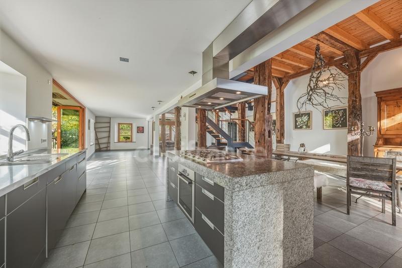 Maison - 328 m² - 8 pièces