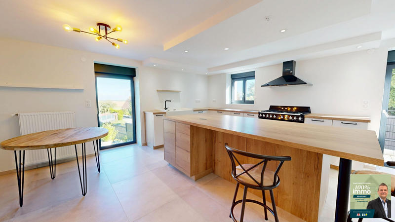 Maison - 239 m² - 6 pièces