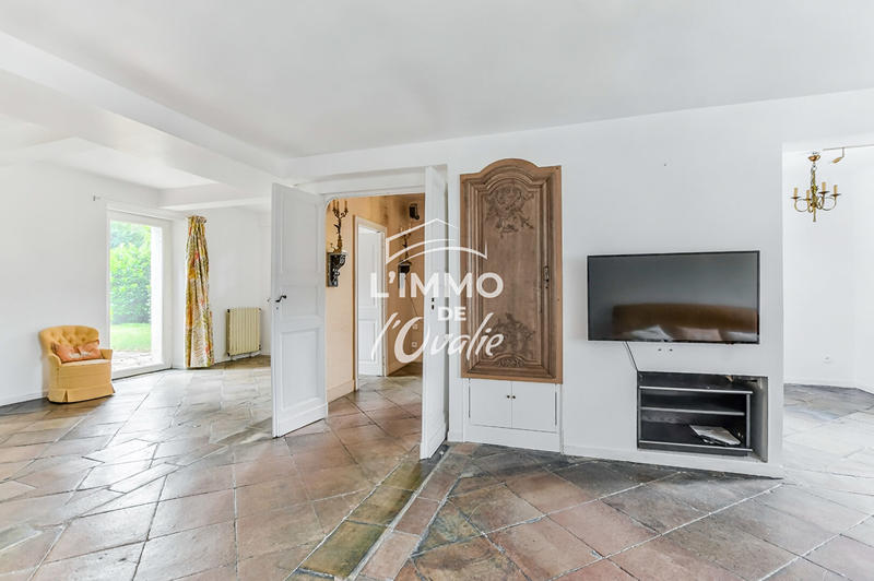 Demeure - 1 000 m² - 21 pièces