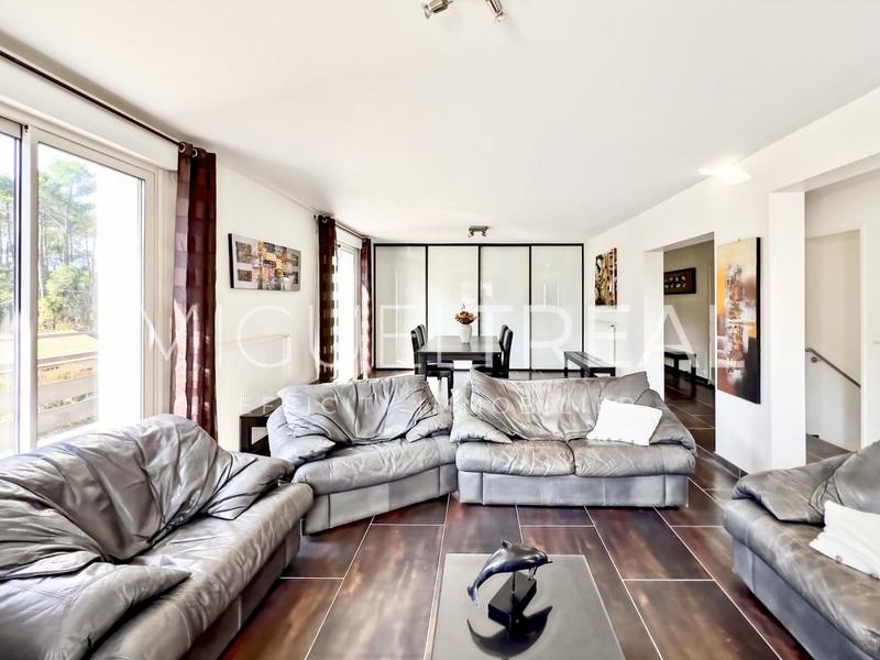 Maison - 214 m² - 8 pièces