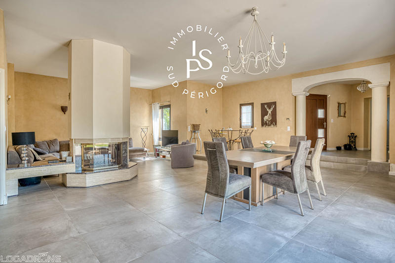 Maison - 242 m² - 9 pièces