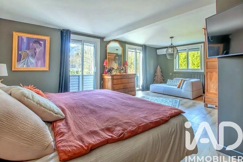 Maison - 243 m² - 9 pièces