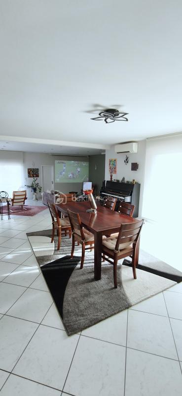 Demeure - 245 m² - 9 pièces