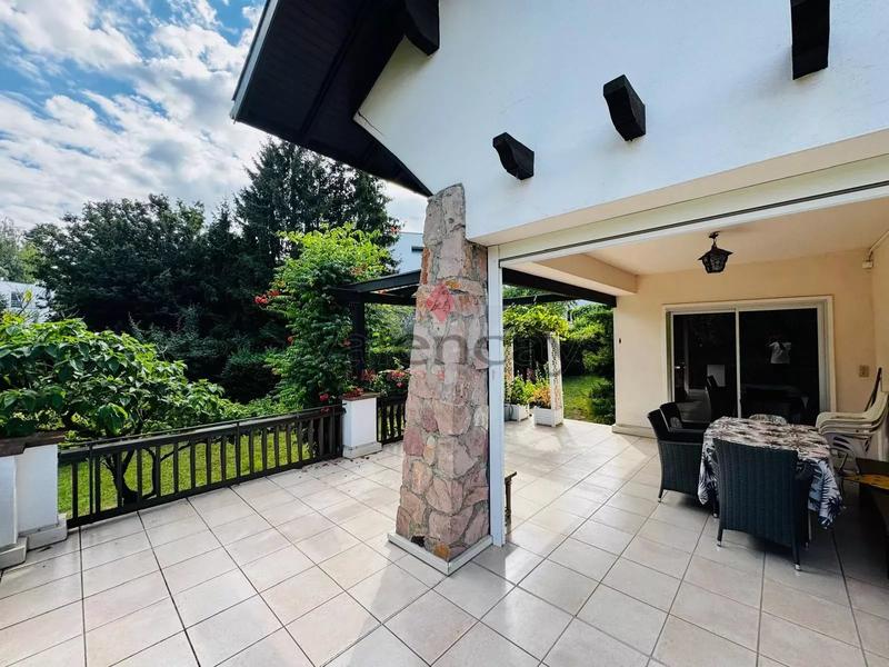 Villa - 221 m² - 8 pièces