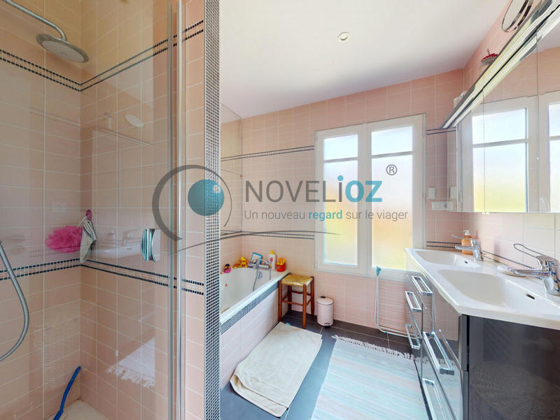 Maison - 225 m² - 9 pièces