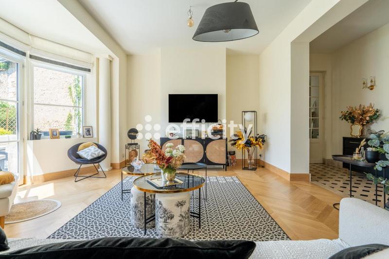 Maison - 330 m² - 9 pièces