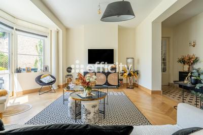 Maison - 330 m² - 9 pièces