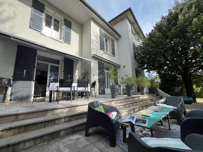 Maison - 252 m² - 9 pièces