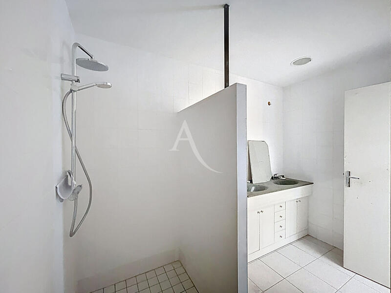 Local d'activité / Entrepôt - 650 m² - 5 pièces