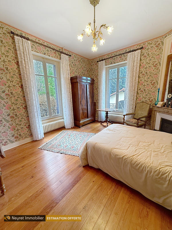 Propriété - 360 m² - 12 pièces