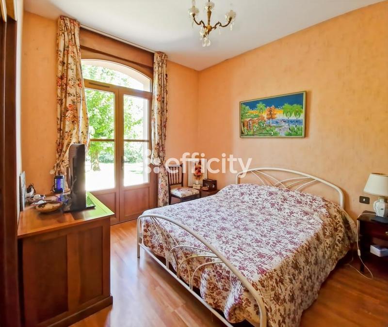 Maison - 245 m² - 11 pièces