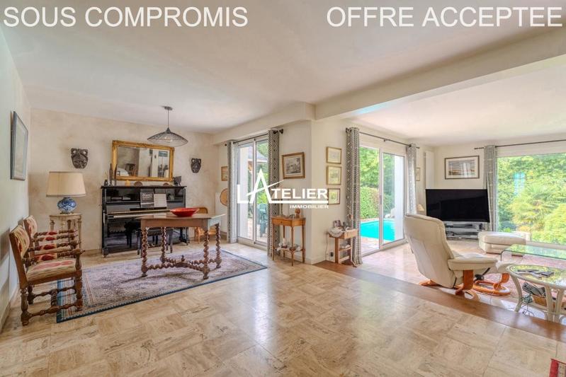 Maison - 230 m² - 8 pièces