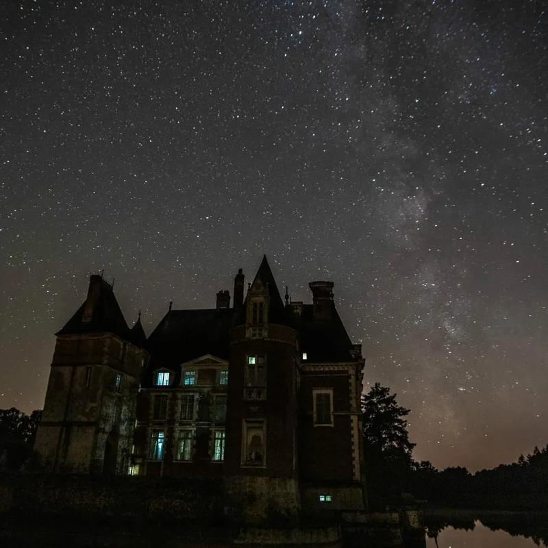 Le Château de la Bussière sous les étoiles