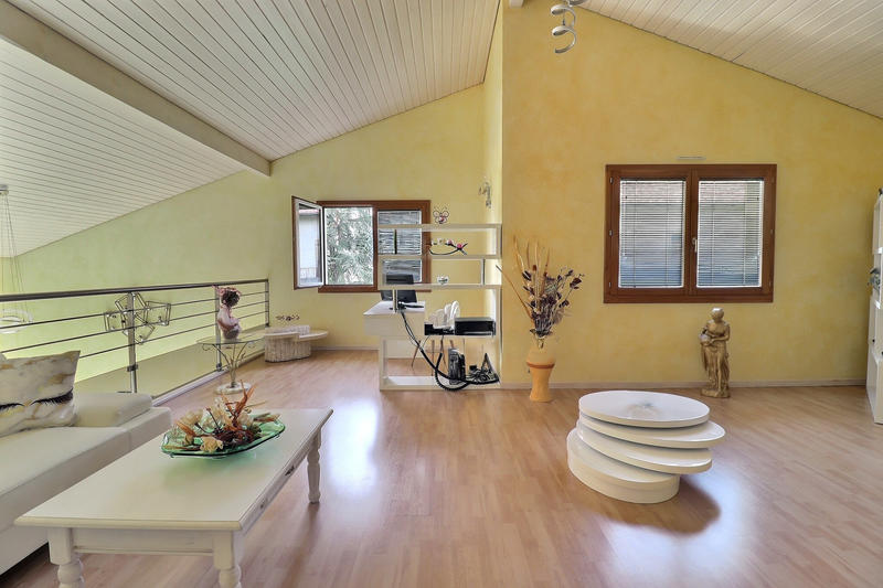 Maison - 202 m² - 9 pièces