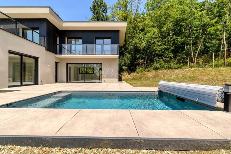 Maison - 202 m² - 7 pièces