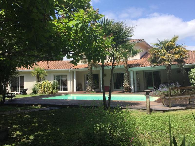 Maison - 220 m² - 6 pièces