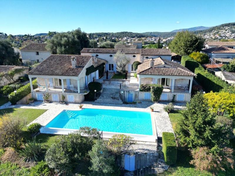 Maison chambre d'hôtes - 545 m² - 18 pièces