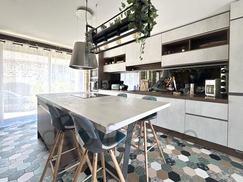 Propriété - 220 m² - 10 pièces