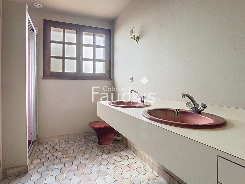 Maison - 217 m² - 7 pièces