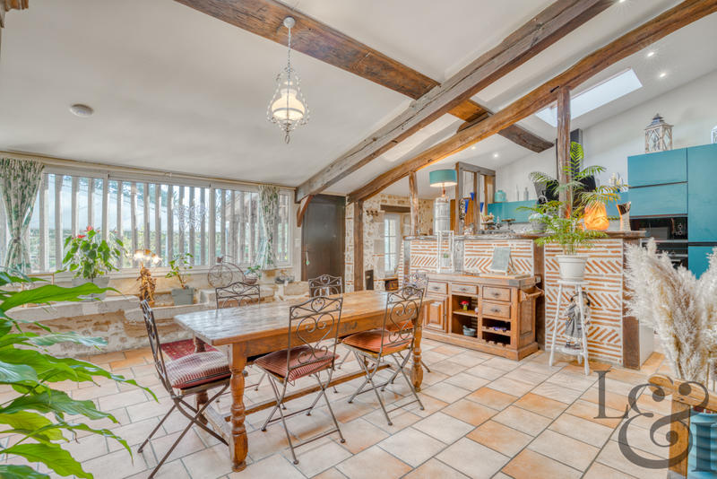 Maison - 1 600 m² - 40 pièces