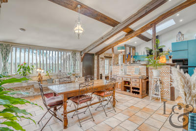 Maison - 1 600 m² - 40 pièces