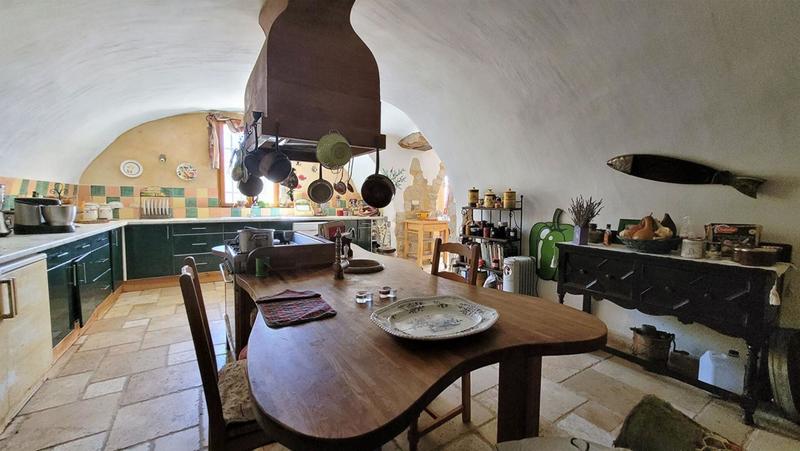 Mas - 691 m² - 13 pièces