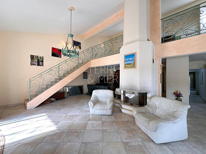 Maison - 240 m² - 7 pièces