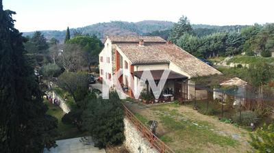 Maison - 230 m² - 6 pièces