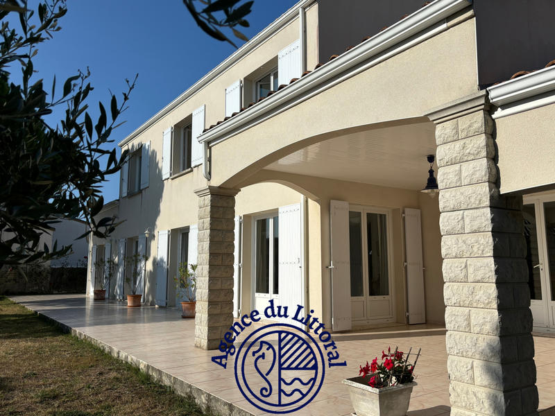 Maison - 220 m² - 8 pièces