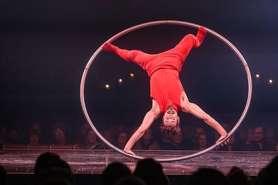 Noël Bleu -Spectacle de Mikail Karahan avec sa roue Cyr