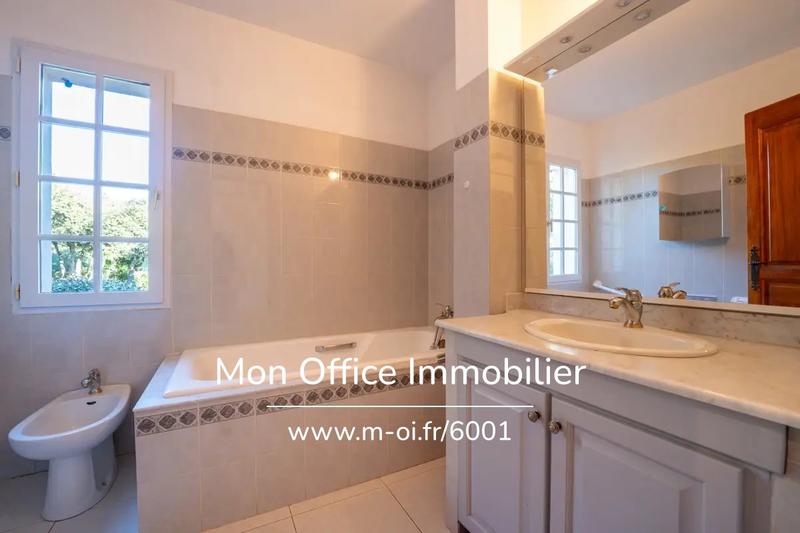 Maison - 225 m² - 9 pièces
