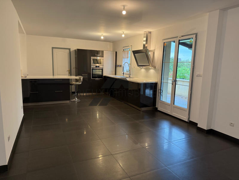 Propriété - 143 m² - 6 pièces