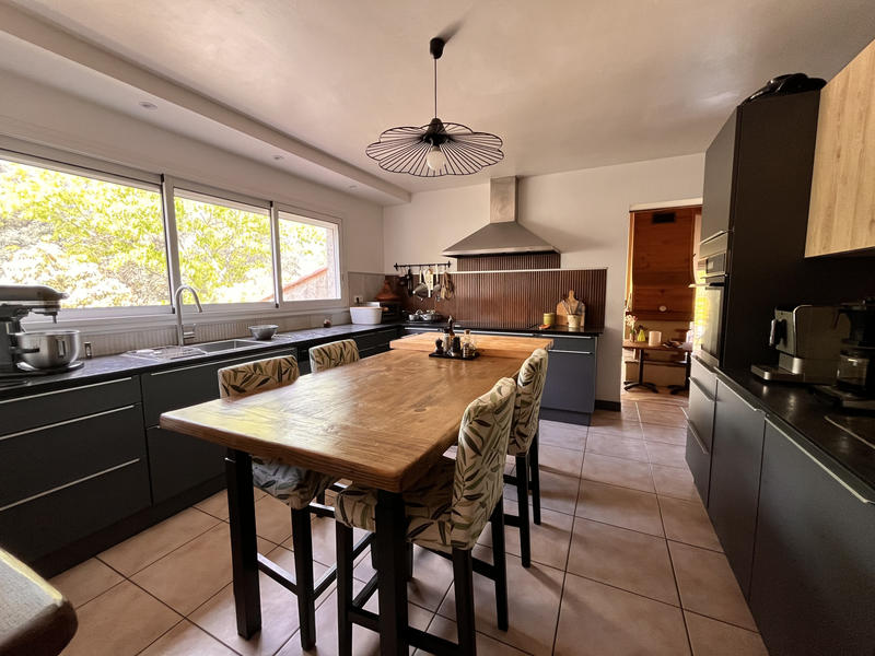 Maison - 260 m² - 8 pièces