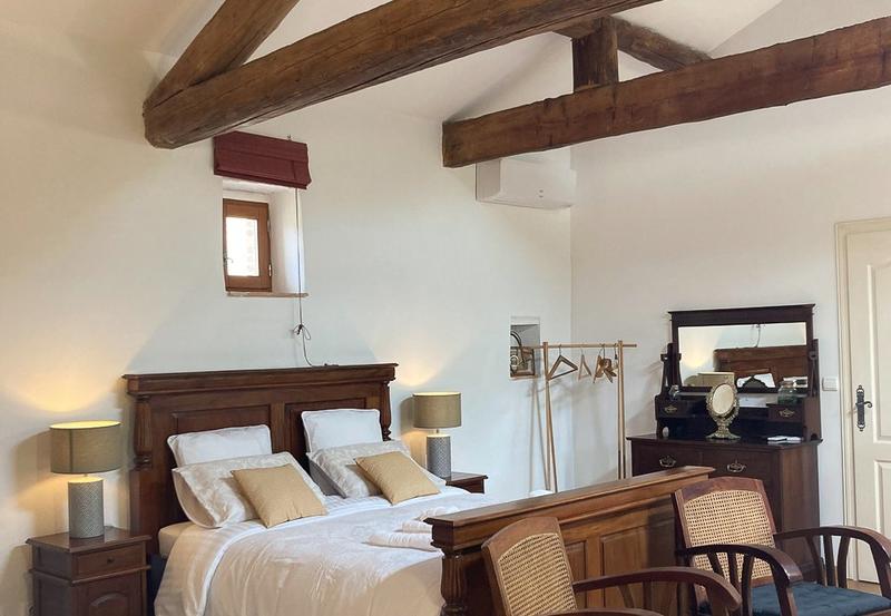 Mas - 896 m² - 25 pièces