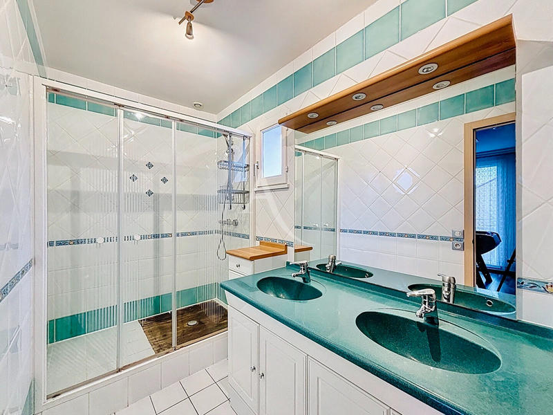 Maison - 214 m² - 6 pièces