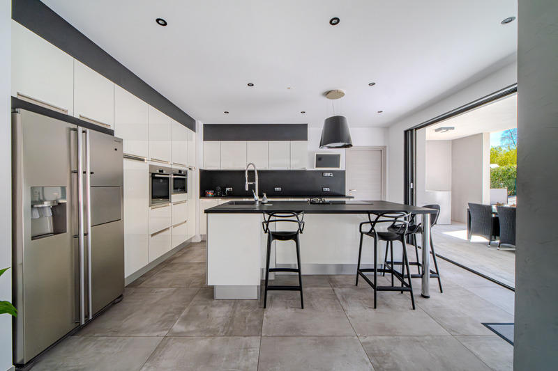 Maison - 325 m² - 8 pièces