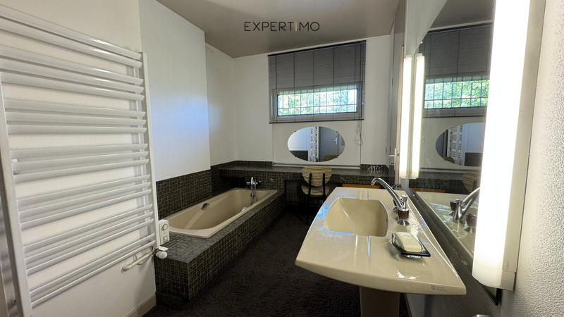 Propriété - 250 m² - 8 pièces