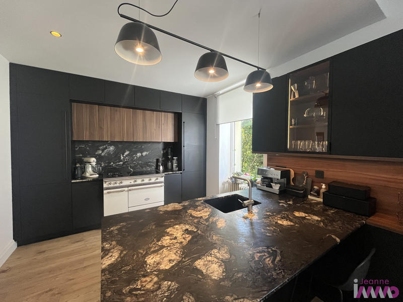 Maison - 210 m² - 7 pièces