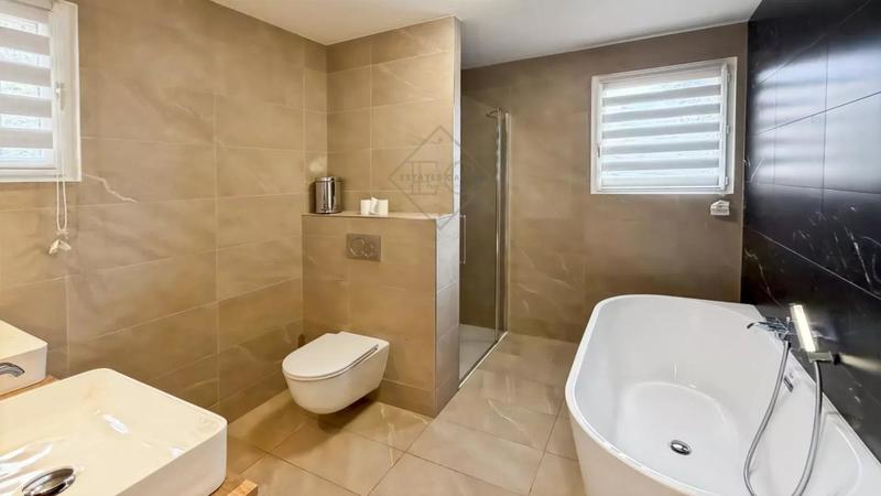 Villa - 220 m² - 5 pièces