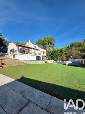 Maison - 220 m² - 5 pièces