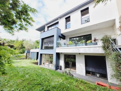 Maison - 221 m² - 9 pièces