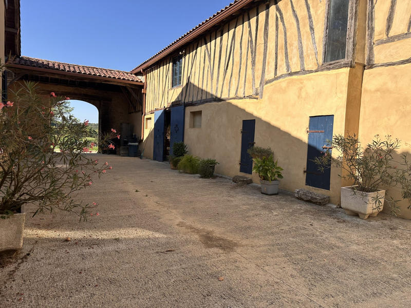 Maison - 375 m² - 17 pièces