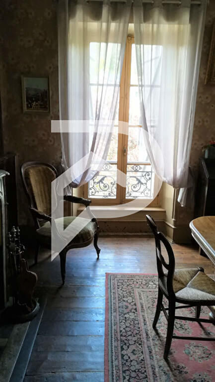 Maison - 240 m² - 11 pièces