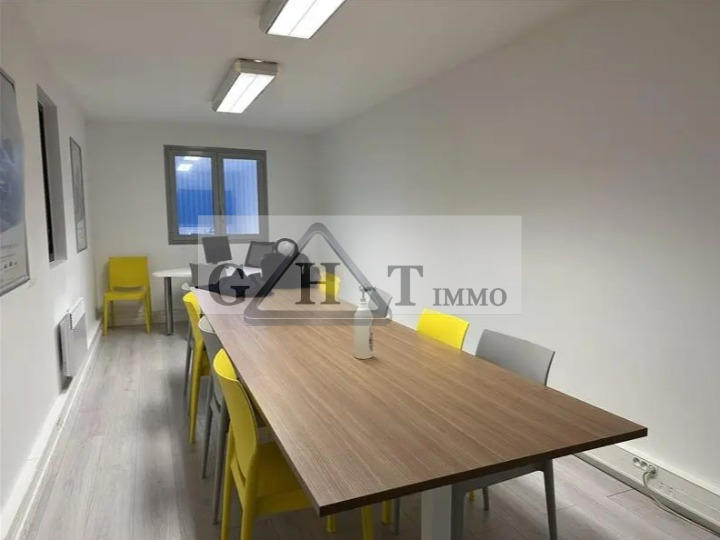 Entrepôt - 1 040 m²