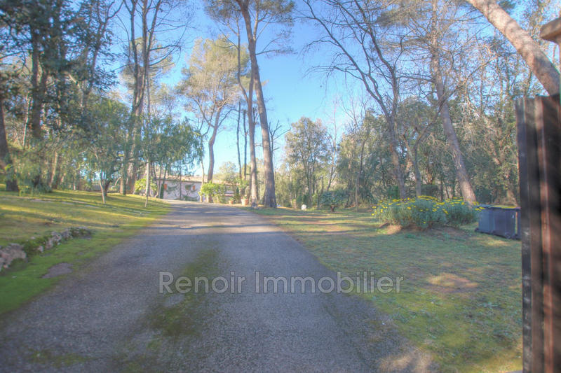 Propriété - 650 m²