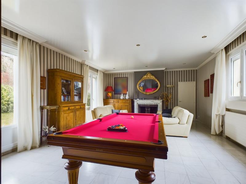 Maison - 280 m² - 9 pièces