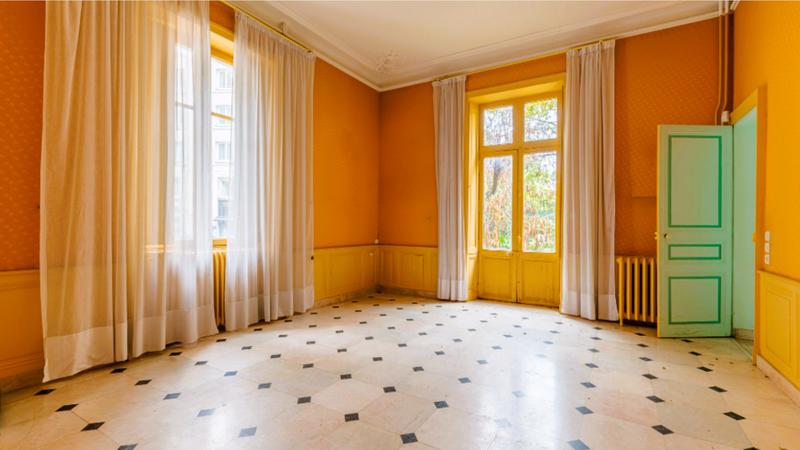 Maison - 310 m² - 11 pièces