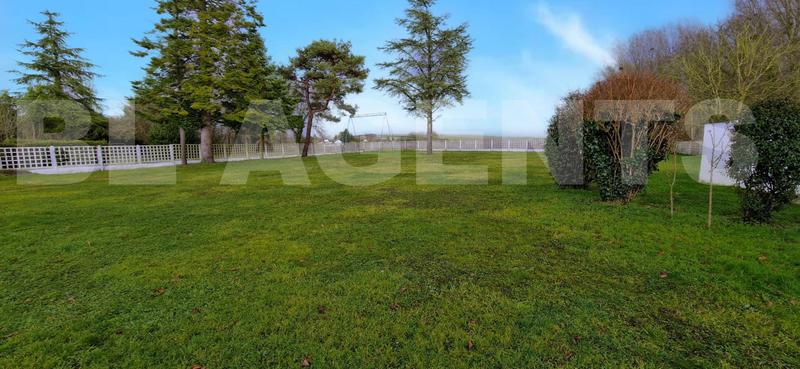 Propriété - 244 m² - 10 pièces